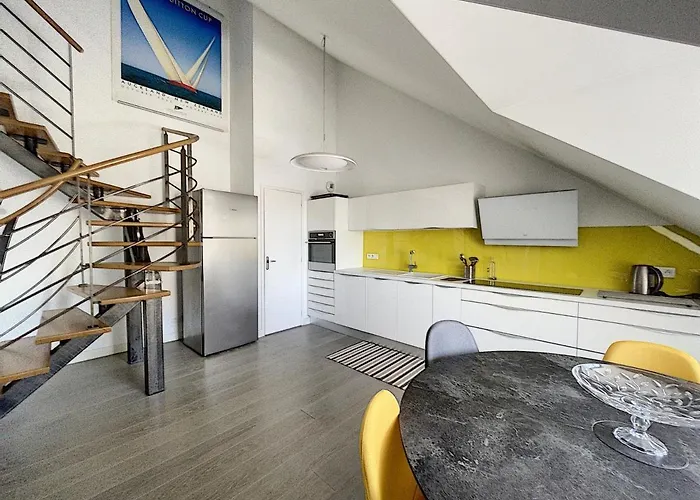 Duplex De Standing En Centre-ville Avec Parking, Proche Port Et - Fr-1-361-377 Гранвиль