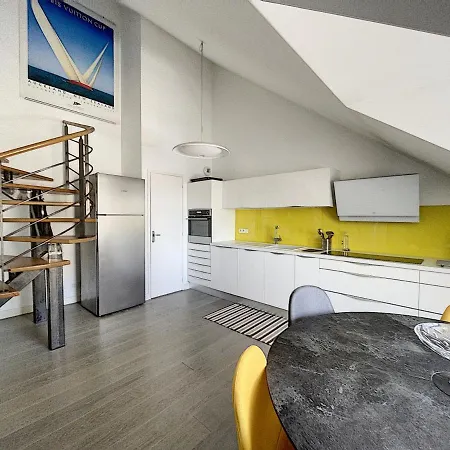 Duplex De Standing En Centre-ville Avec Parking, Proche Port Et - Fr-1-361-377 Granville