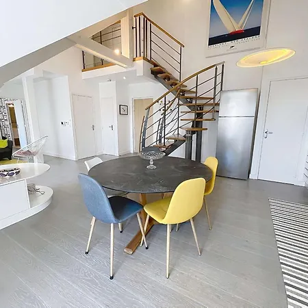 Duplex De Standing En Centre-ville Avec Parking, Proche Port Et - Fr-1-361-377 * Granville