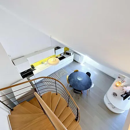Duplex De Standing En Centre-ville Avec Parking, Proche Port Et - Fr-1-361-377